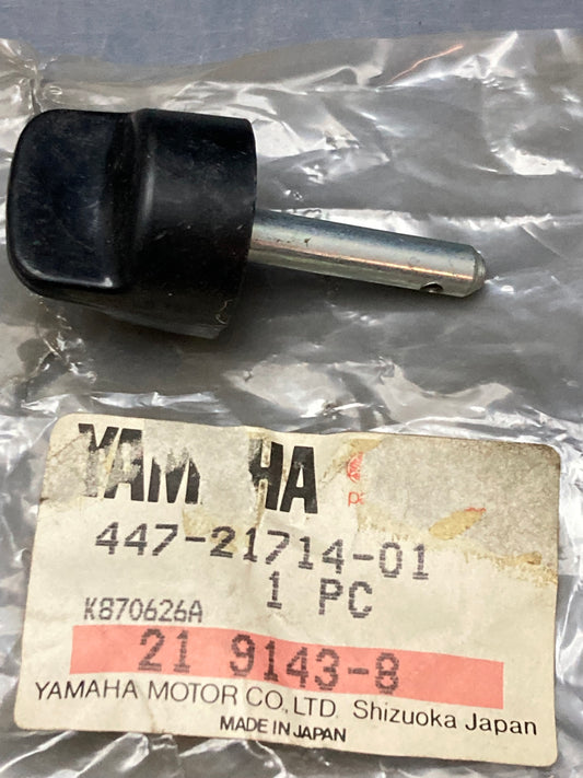 New Genuine Yamaha 447-21714-01 Side Cover Panel Knob