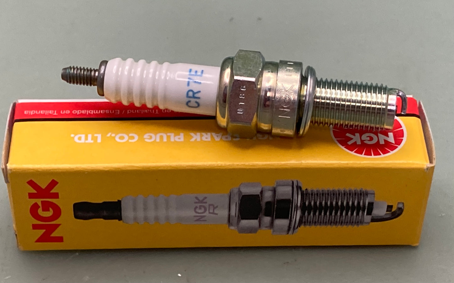 New Genuine NGK 4578 Spark Plug CR7E