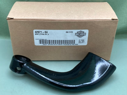 Harley Davidson 42971-04 Support Bracket Footpeg Right New Genuine