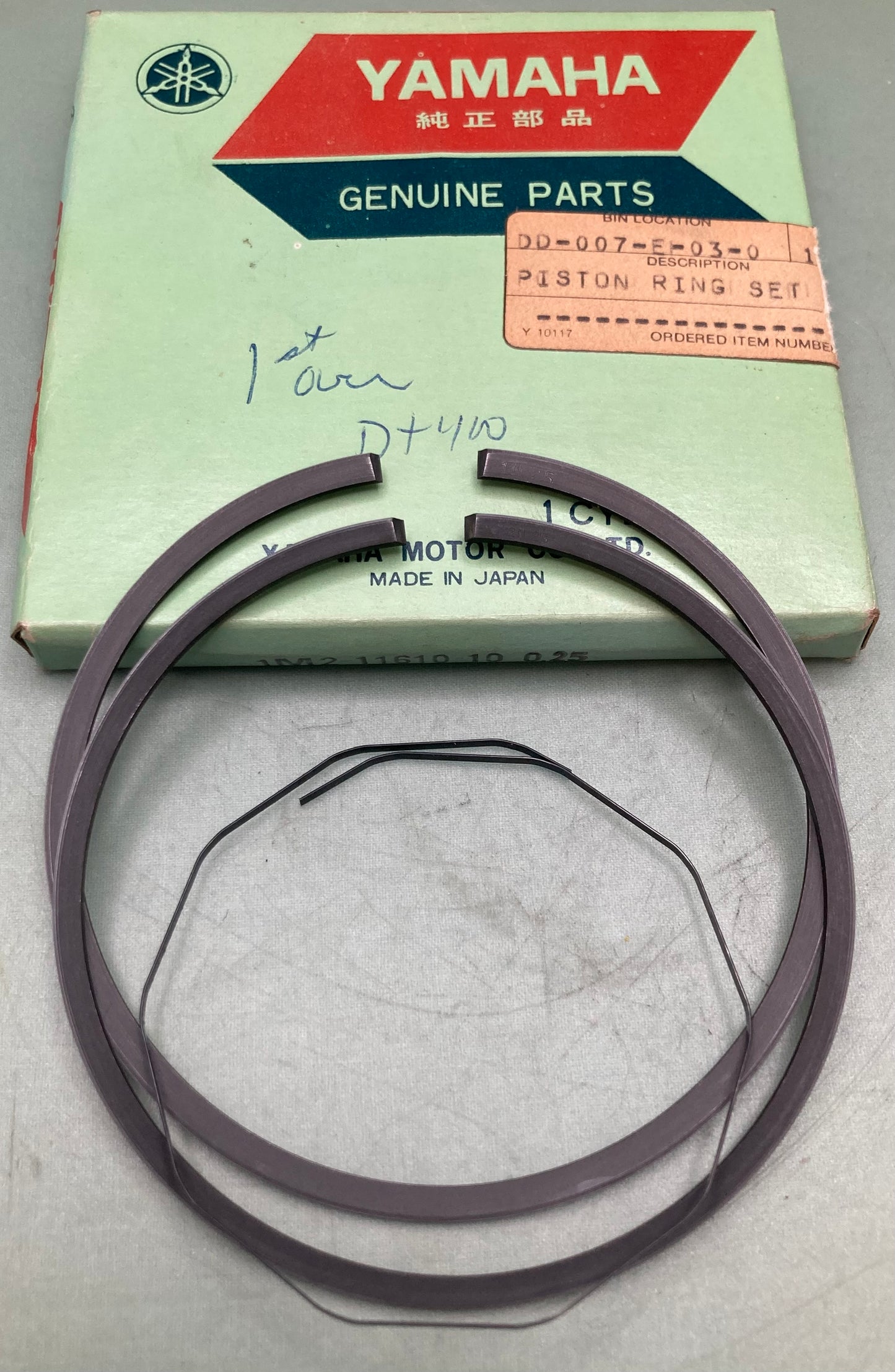 New Genuine Yamaha 1M2-11610-10 Piston Ring Set 0.25