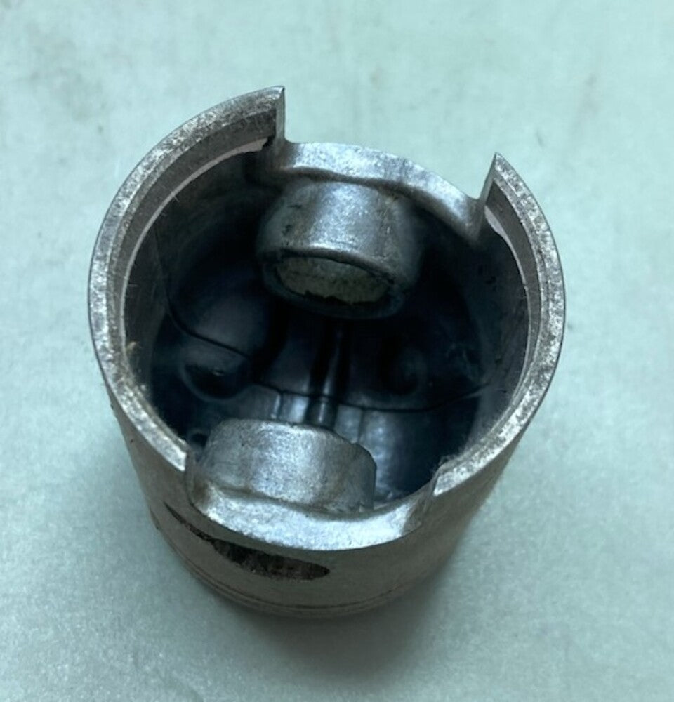 New Genuine Suzuki 12100-35611-100 Piston Set