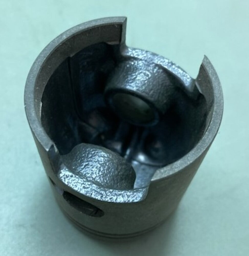 New Genuine Suzuki 12100-35611-050 Piston Set