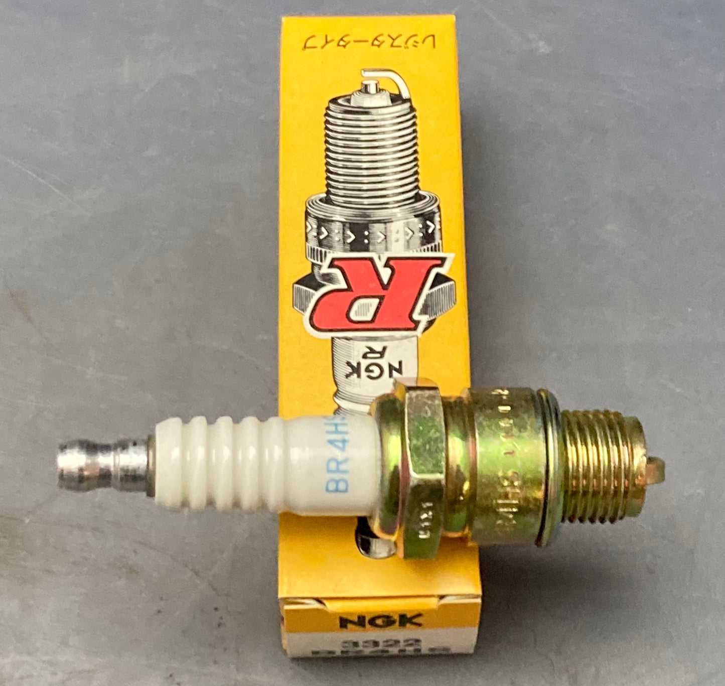 Qty 2 New Genuine NGK BR4HS 3322 Spark Plug