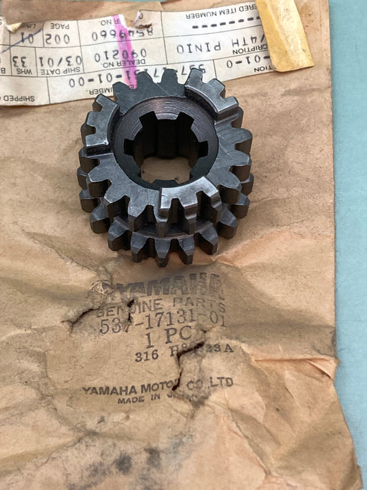 New Genuine Yamaha 537-17131-01 Gear, 3Rd, Pinion