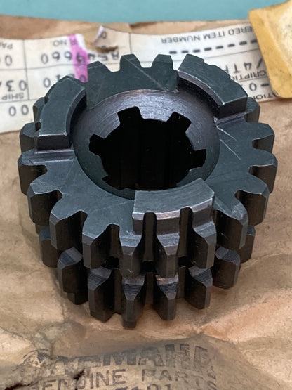 New Genuine Yamaha 537-17131-01 Gear, 3Rd, Pinion