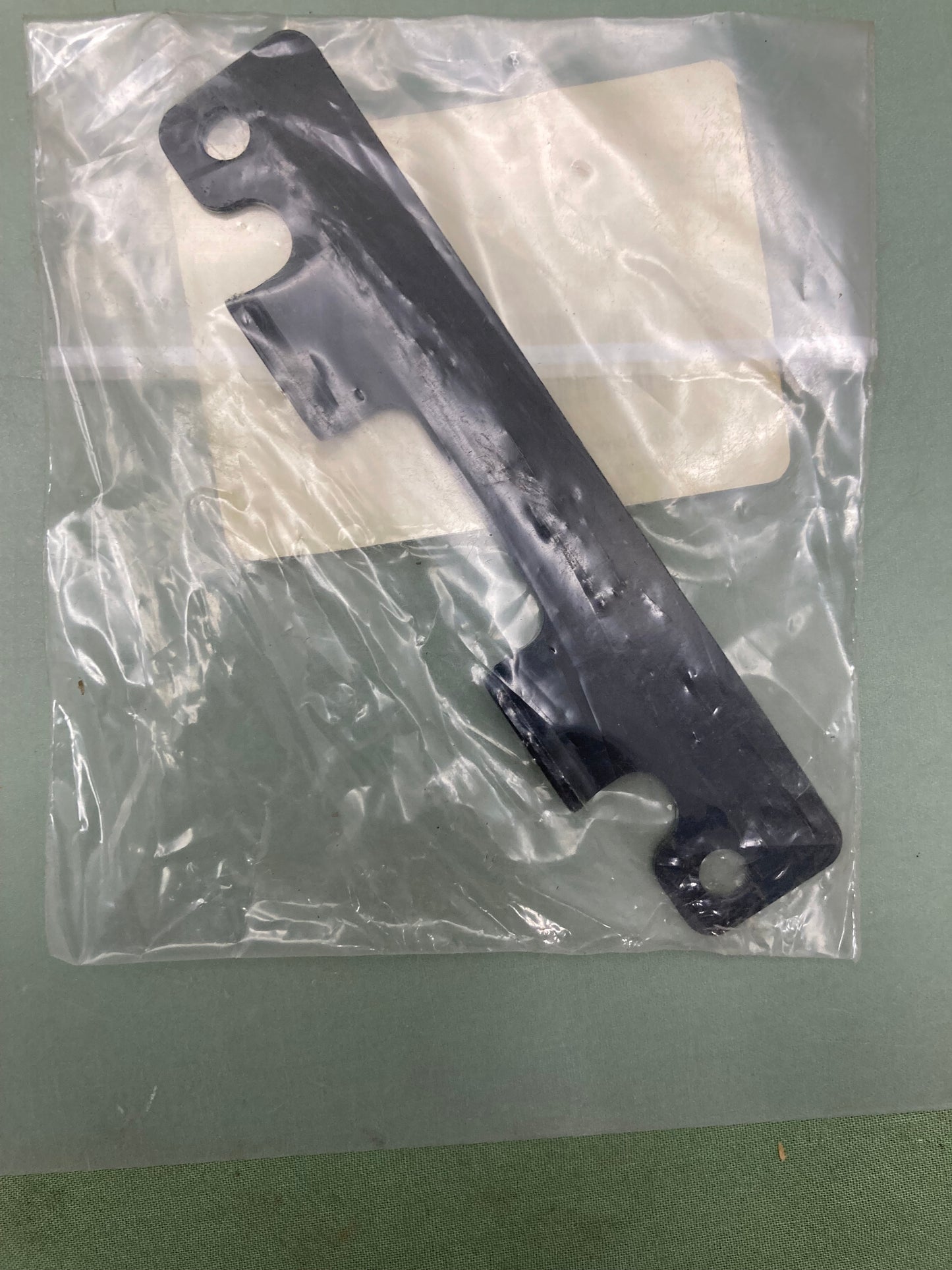 New Genuine Yamaha 5UG-F4669-00 Cover, Hinge