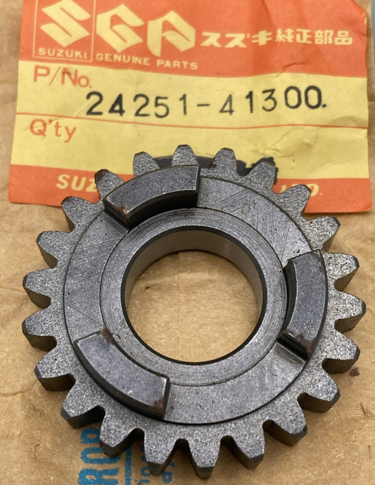 NEW GENUINE SUZUKI 24251-41300 Gear, 5TH Drive