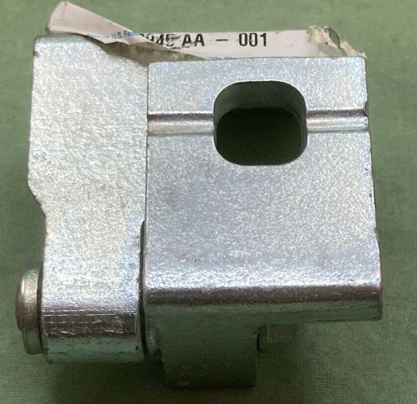 NEW GENUINE MOPAR BY RICAMBI 68200945AA Door Lower Hinge Right Body Half