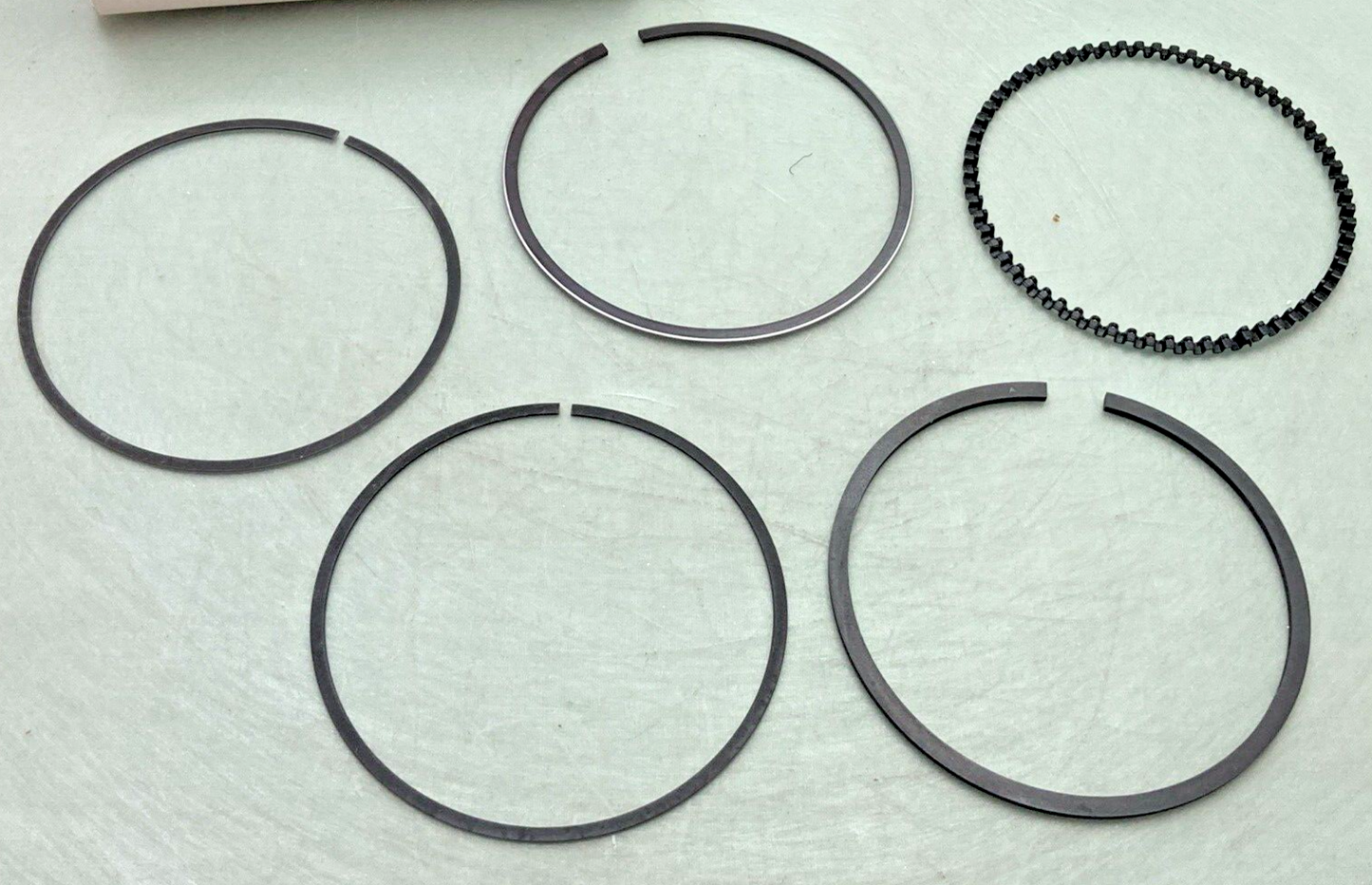 NEW GENUINE MERCURY QUICKSILVER 39-893525A01 PISTON RING SET