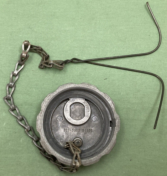 NEW GENUINE VOLVO 20745985 FUEL CAP NON-LOCKING W/ 12" CHAIN