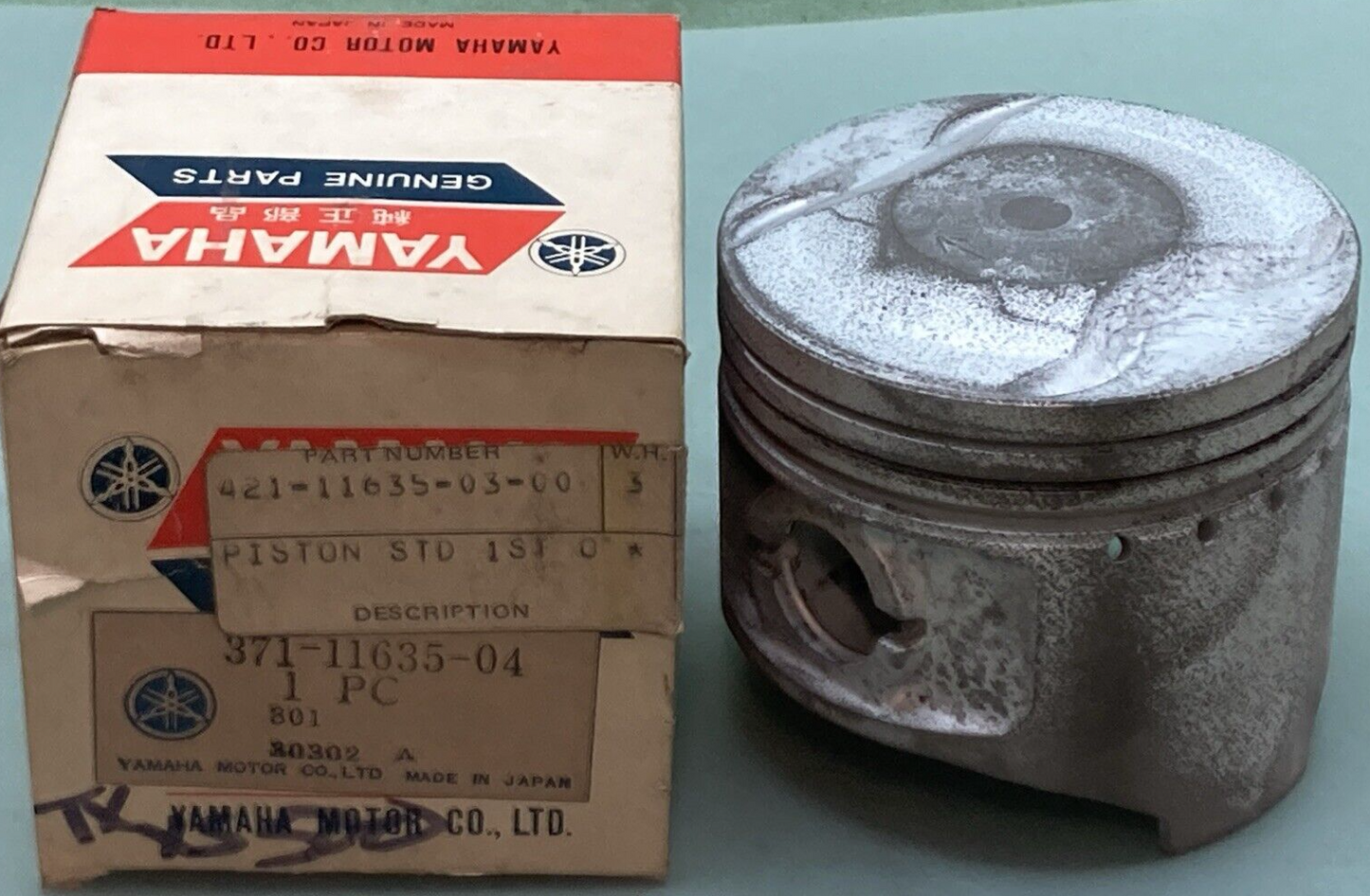 NEW GENUINE YAMAHA 371-11635-04 PISTON 0.25 O/S