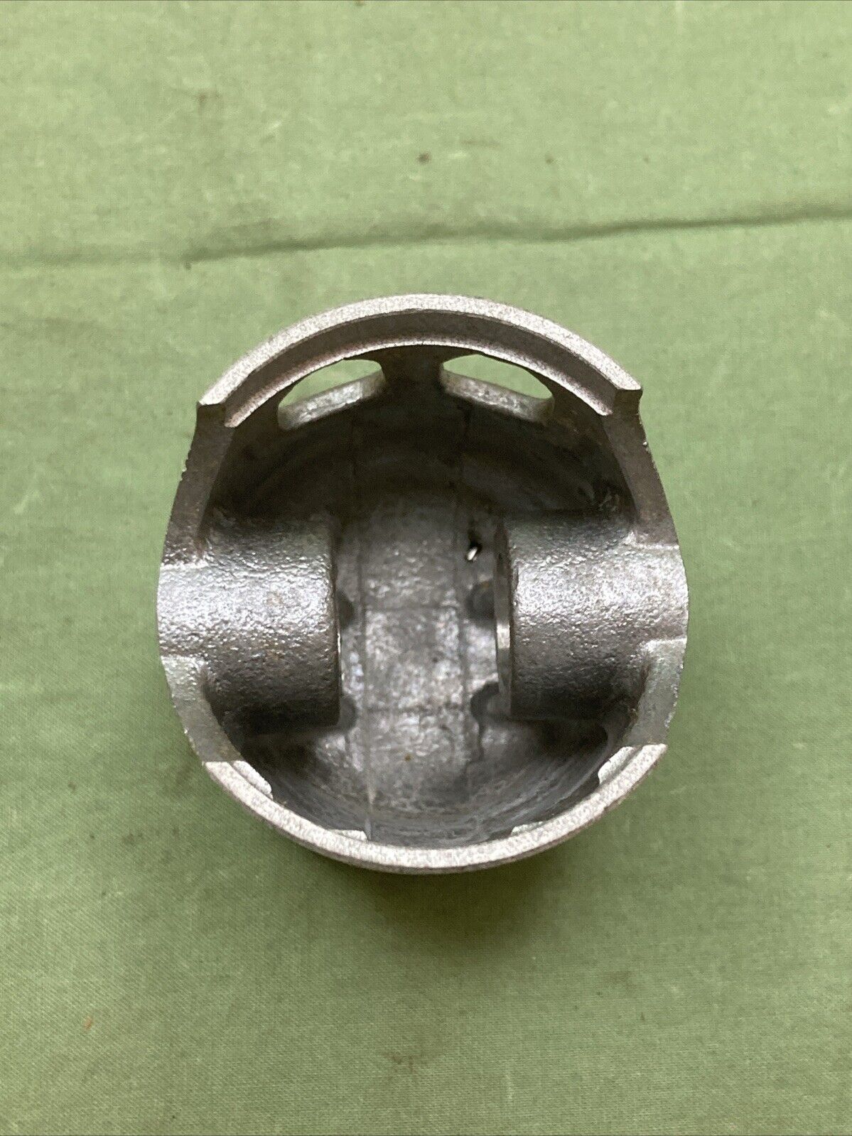 NEW GENUINE YAMAHA 335-11635-00 PISTON 1ST 0.25 O/S