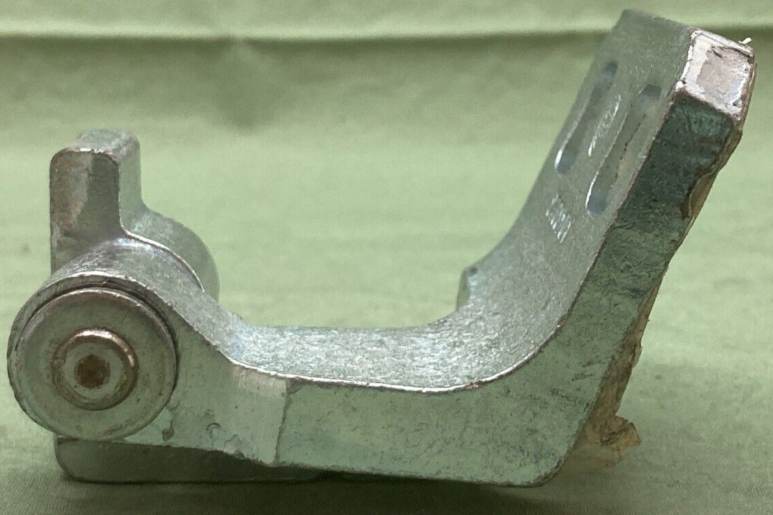 NEW GENUINE MOPAR BY RICAMBI 68200945AA Door Lower Hinge Right Body Half