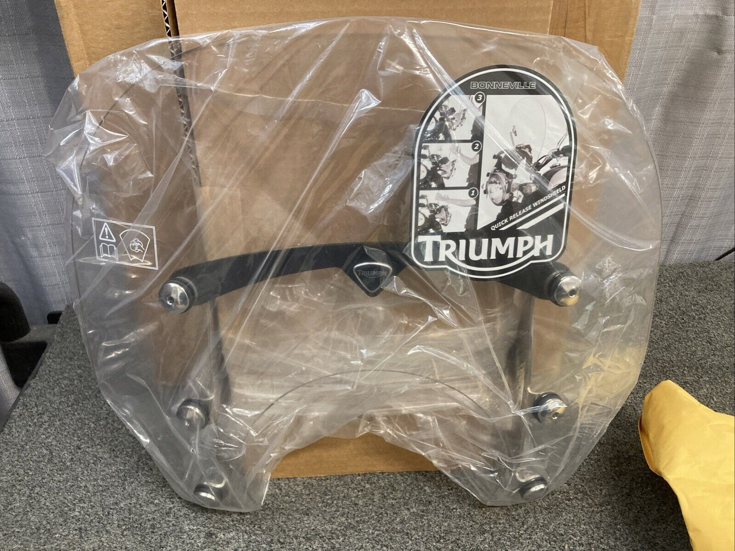 NEW GENUINE TRIUMPH A9708221 Q/r Summer Screen Bonneville