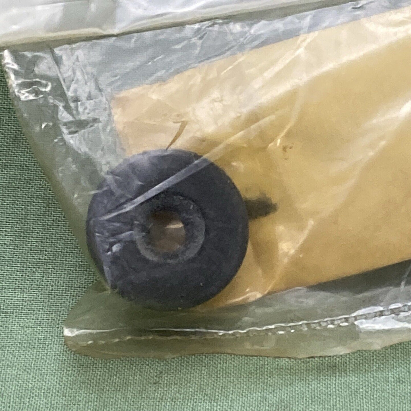QTY 2  NEW GENUINE YAMAHA 2GH-1111G-00 CYLINDER HEAD Rubber, Mount 1