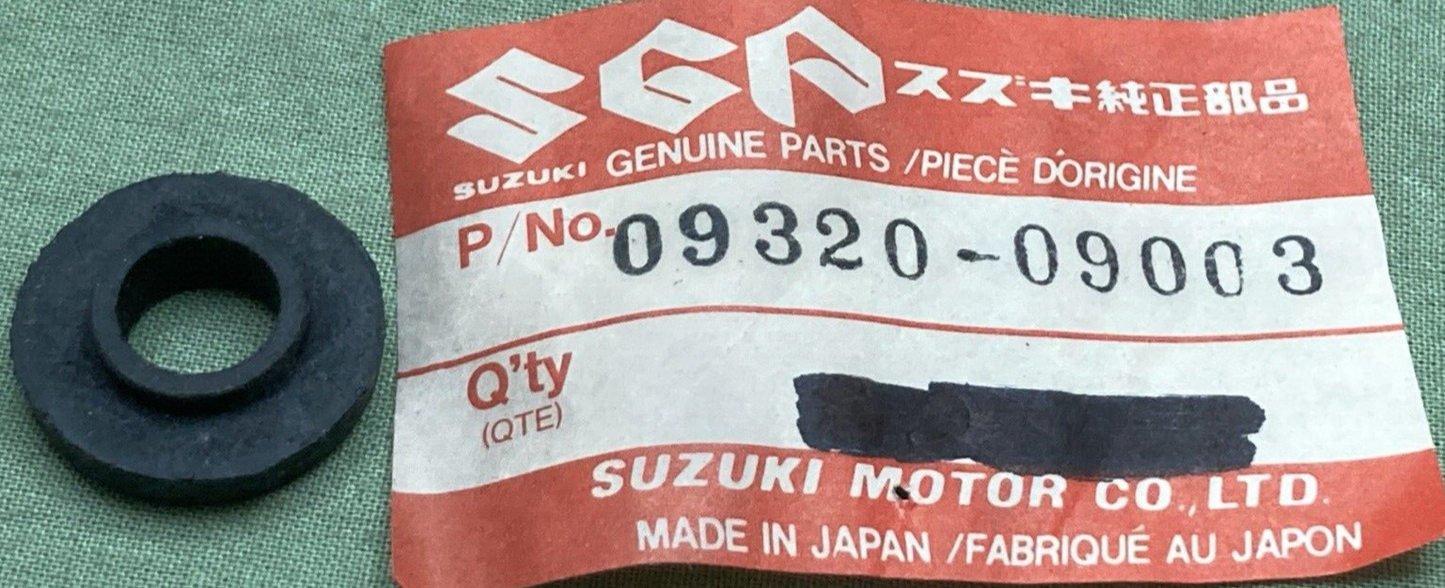 QTY 2 NEW GENUINE SUZUKI 09320-0900 CUSHION FENDER