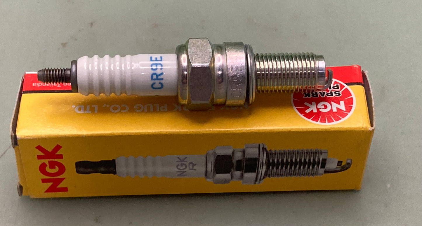 New Genuine NGK 6263 Spark Plug CR9E