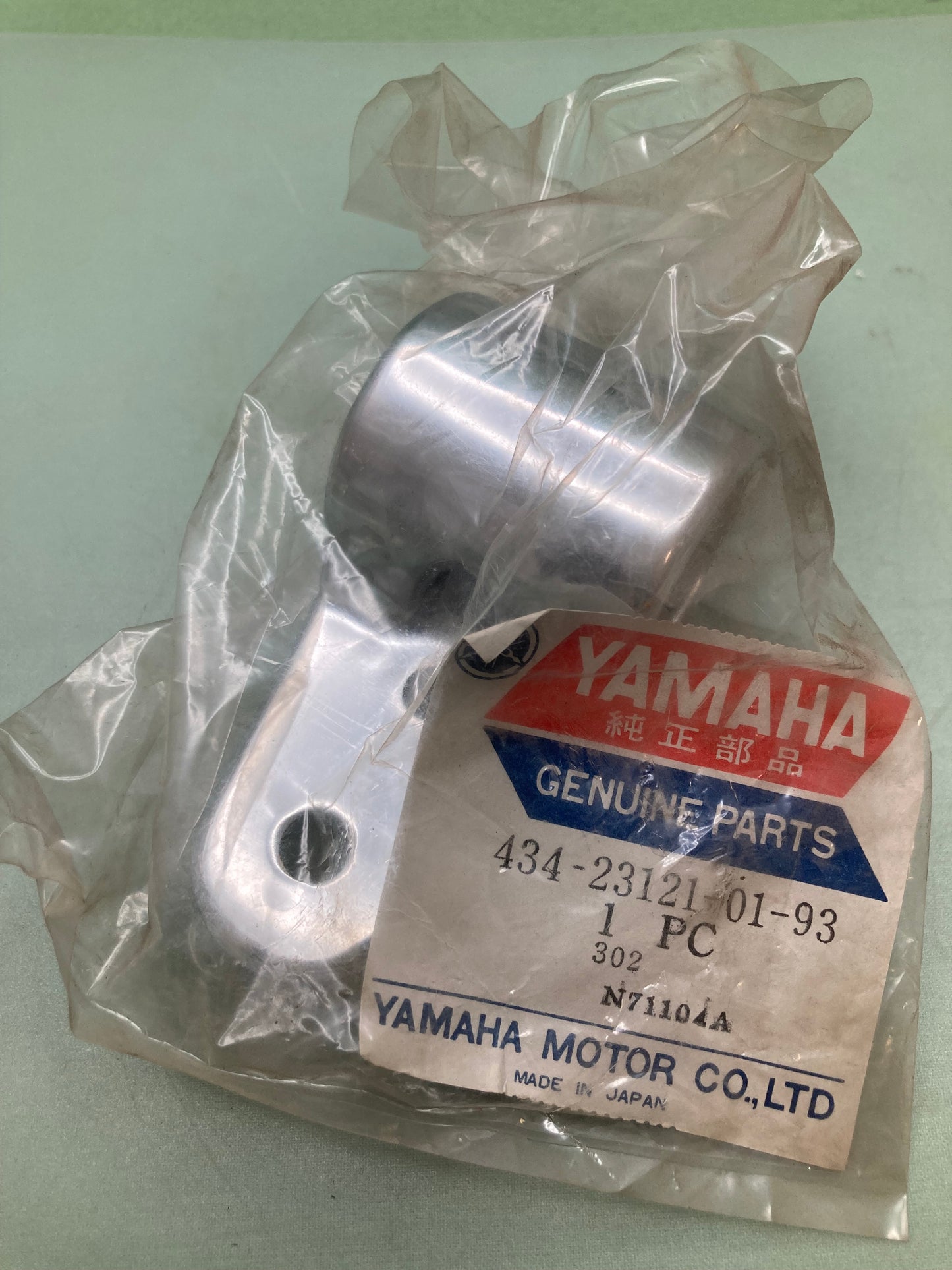 New Genuine Yamaha 434-23121-01-93 Cover, Upper 1