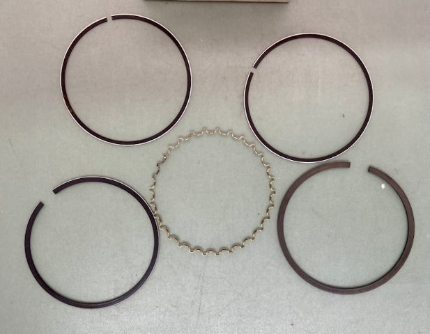 L.A.Sleeve 2423R Piston Ring Set, Honda 13051-427-000 ATC185 1980-83 New Genuine