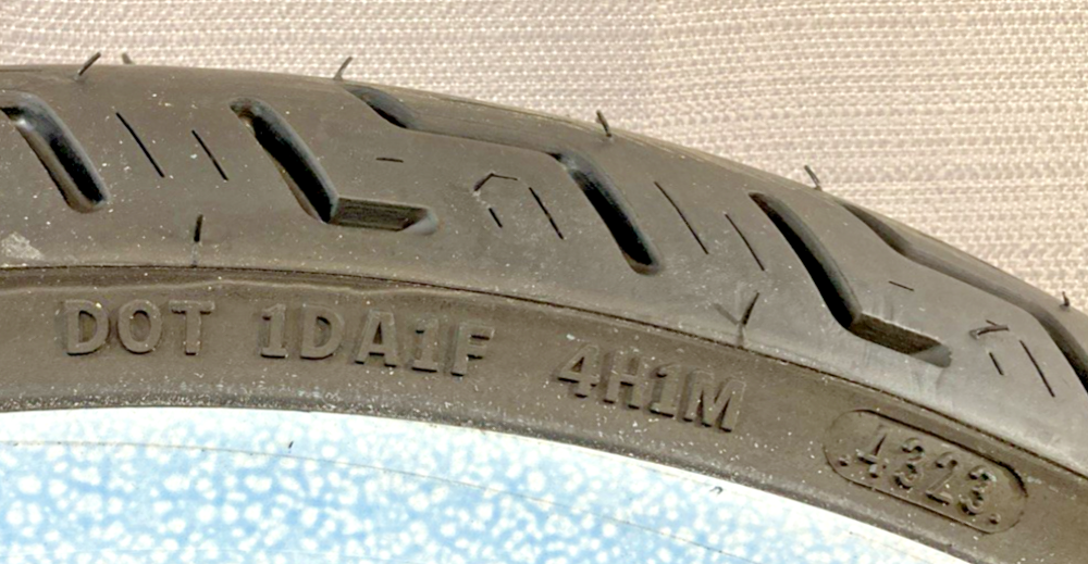 NEW GENUINE DUNLOP D401F 100/90-19 57H TL FRONT MOTORCYCLE TIRE 302425 HD
