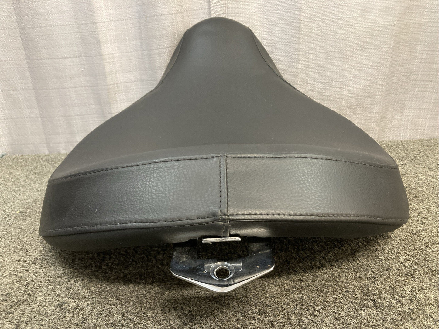 NEW GENUINE TRIUMPH T2305689 Seat, Front