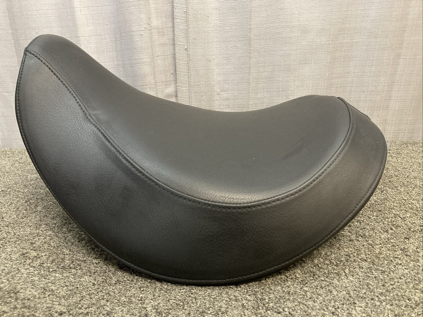 NEW GENUINE TRIUMPH T2305689 Seat, Front