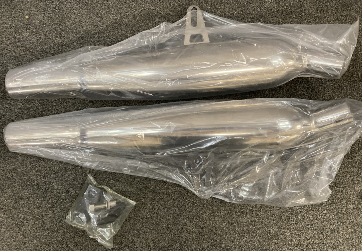 NEW GENUINE BRITISH CUSTOMS BC902-010-V2-P BONNEVILLE T100 SLEEPER SILENCERS