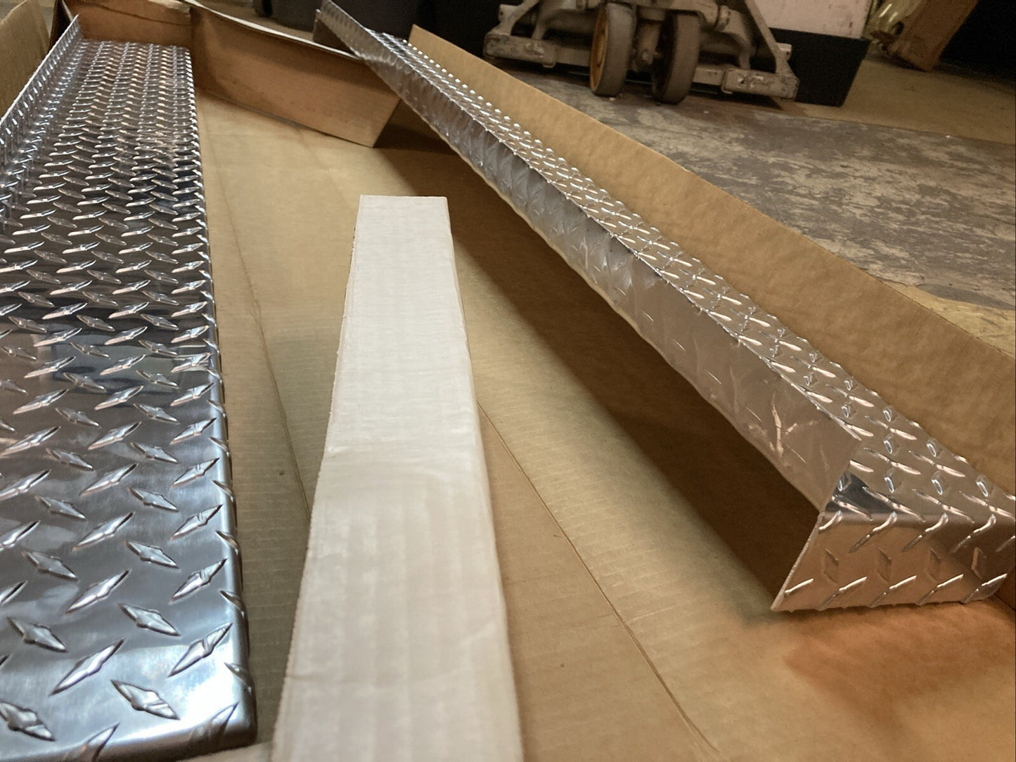New Genuine PUTCO 19-1594-1 THREAD-BRITE RUNNING BOARDS