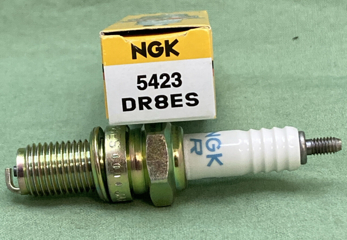 QTY 2 NEW NGK 5423 DR8ES SPARK PLUG