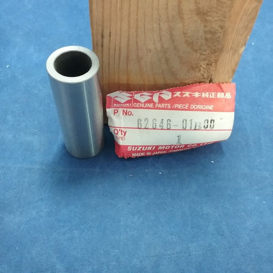 NEW GENUINE SUZUKI 62646-01B00 SPACER, CENTER RM125 1986-1990