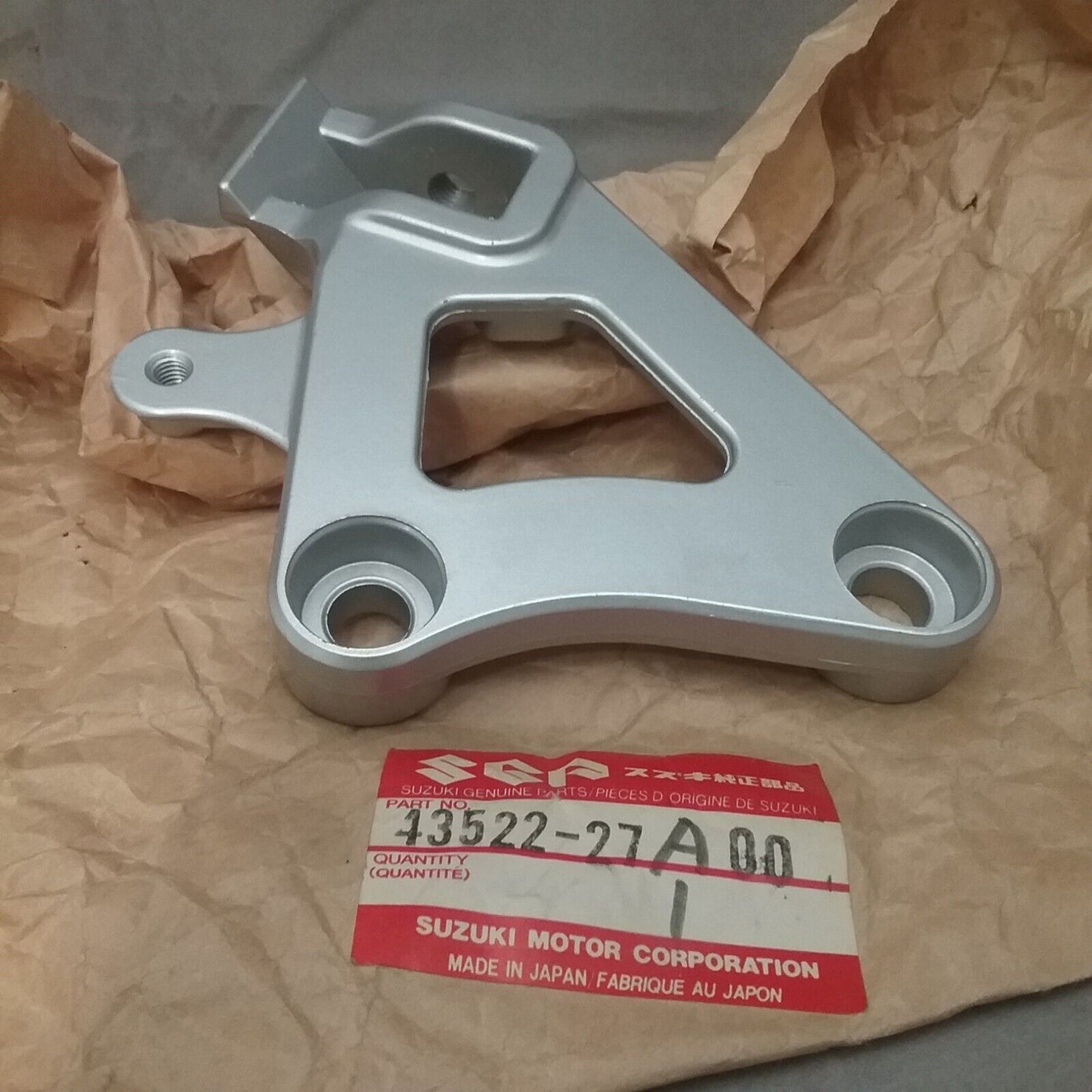NEW GENUINE SUZUKI 43522-27A00 LEFT FOOT REST BRACKET 1986-1988