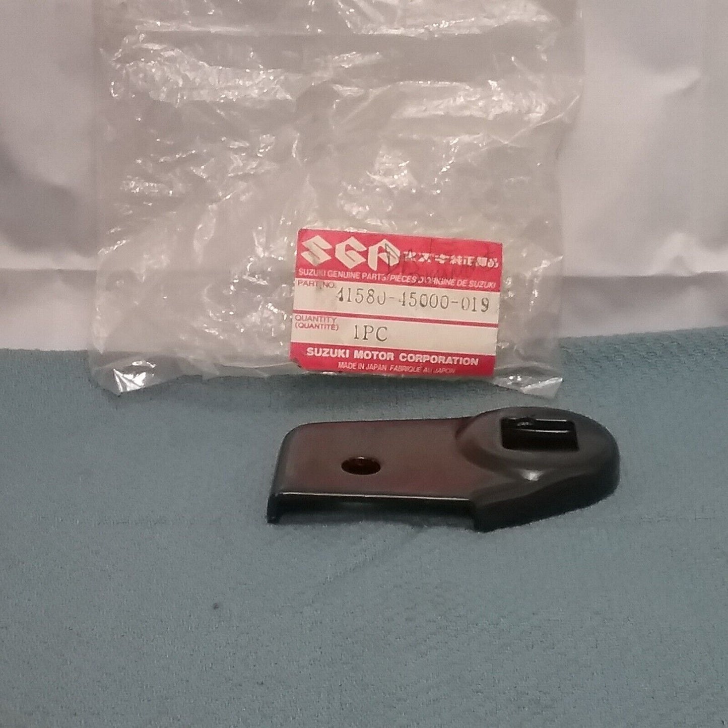 NEW GENUINE SUZUKI 41580-45000-019 BRACKET, RH TURN SIGNAL LAMP GS550 GS750