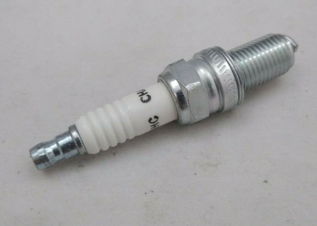 NEW Champion Copper Plus Spark Plugs / 810 / RA8HC / QTY:4