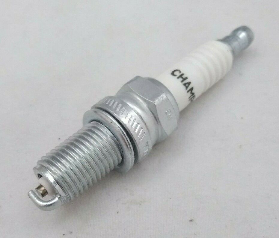 NEW Champion Copper Plus Spark Plugs / 810 / RA8HC / QTY:4
