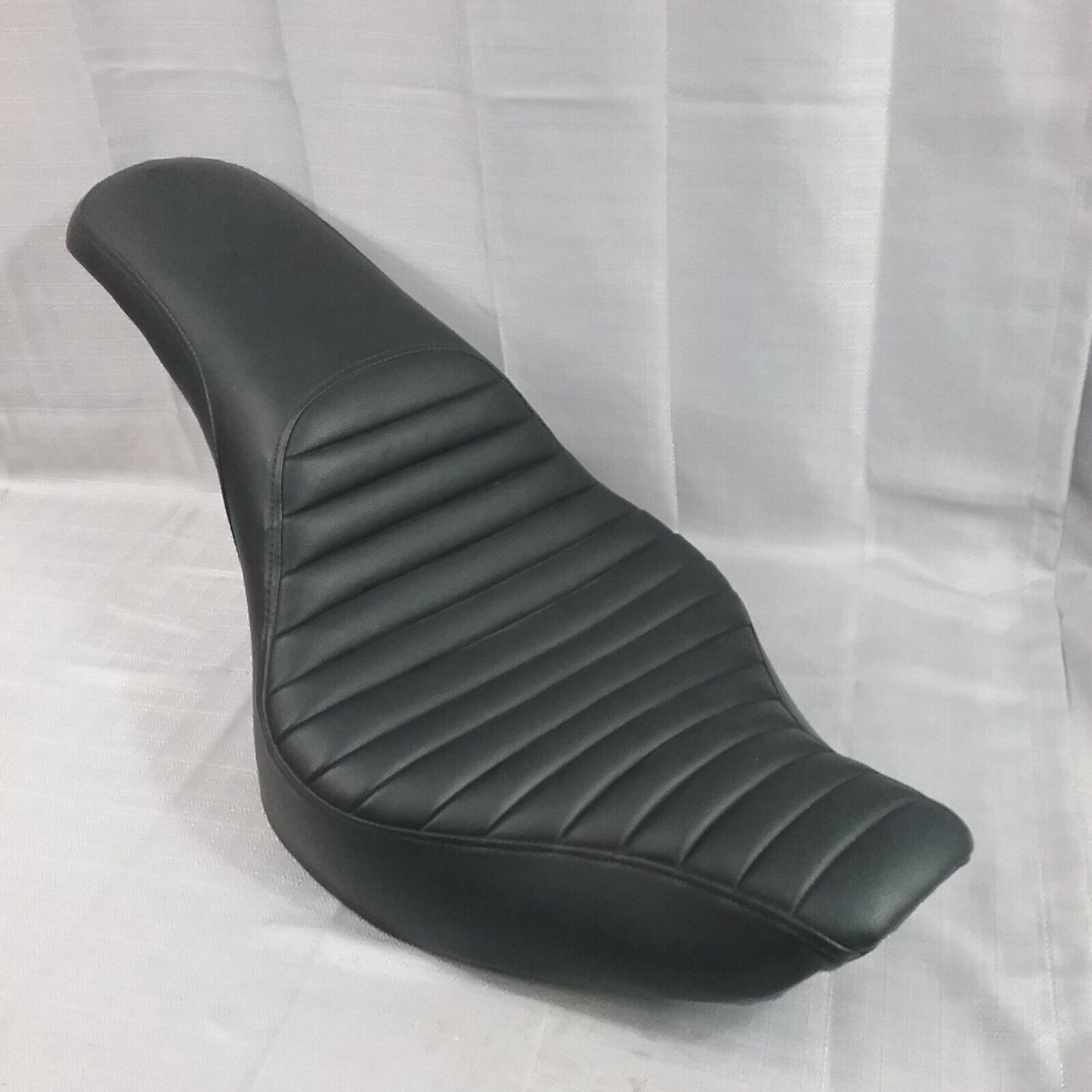 SADDLEMEN 806-12-148 SEAT PROFILER TUCK AND ROLL BLACK HARLEY FXST 2006-2009