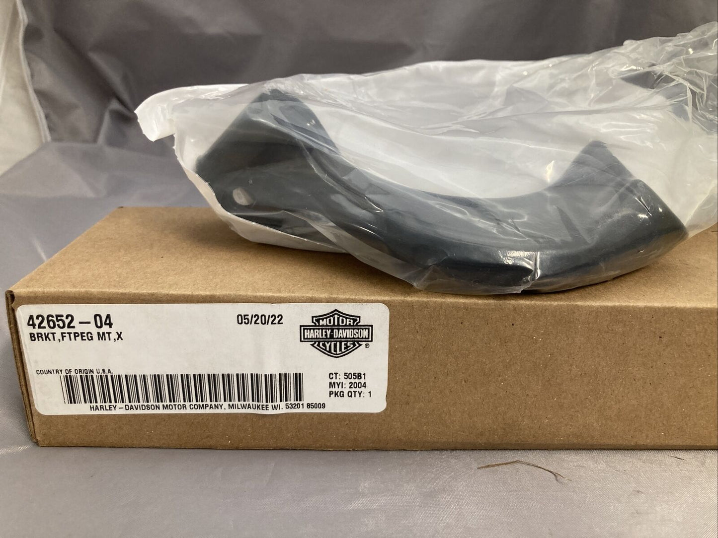 NEW GENUINE HARLEY DAVIDSON 42652-04 BRKT FTPEG MT X