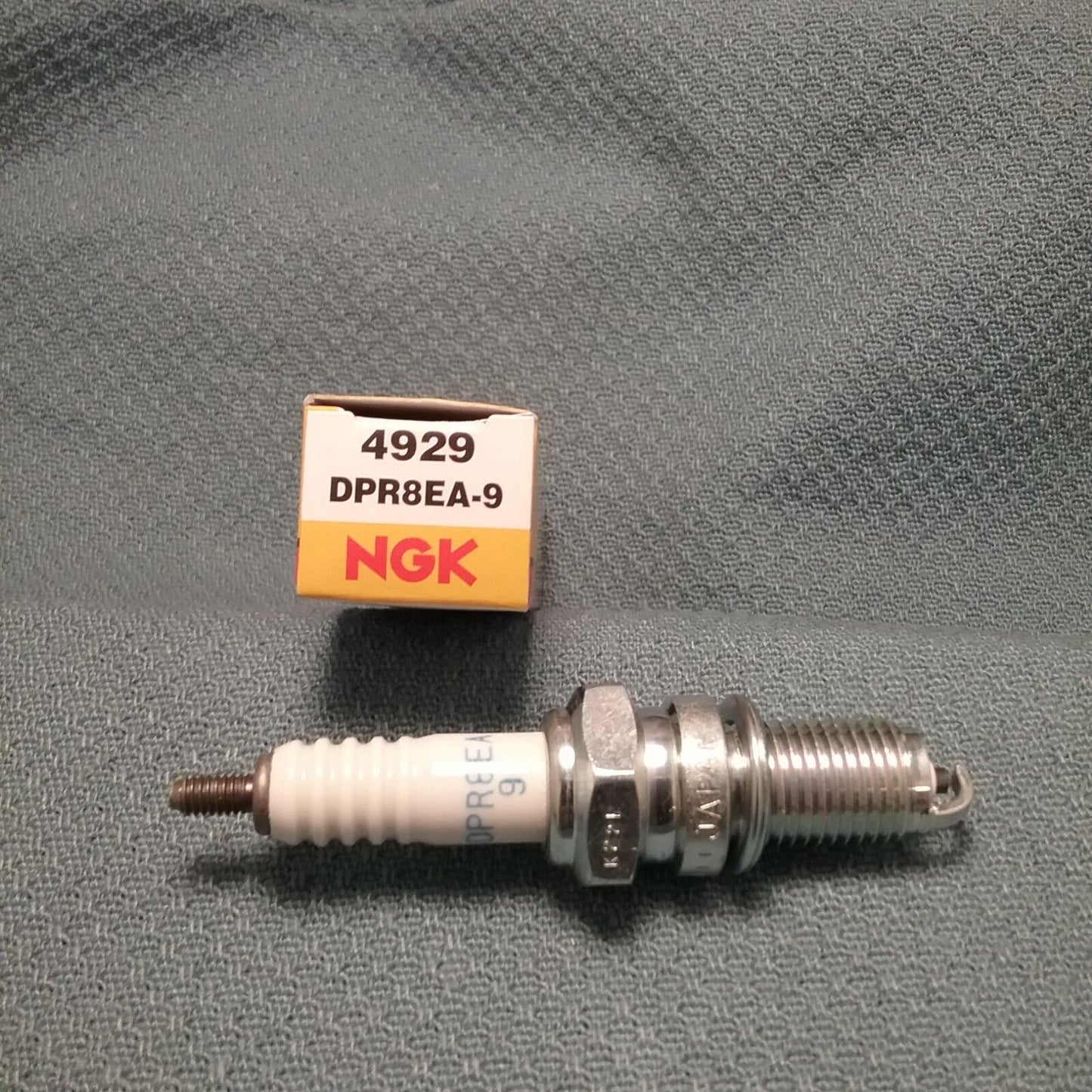 QTY 2, NEW NGK DPR8EA-9 Nickel Spark Plug 4929 KAWASAKI ZX550-A1 84-18