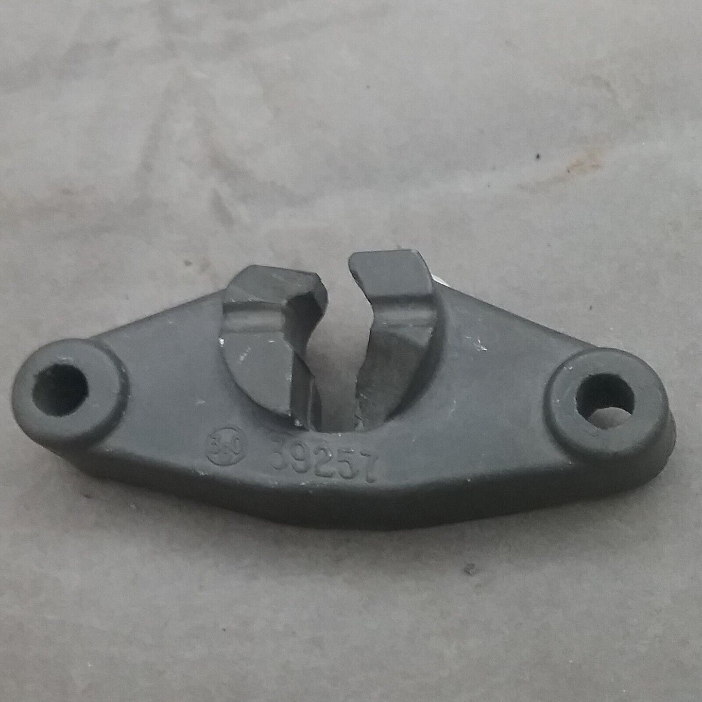 QTY2 NEW GENUINE MERCURY 39257 BRACKET MERCURY OUTBOARD 4 4.5 40HP TOP COWL