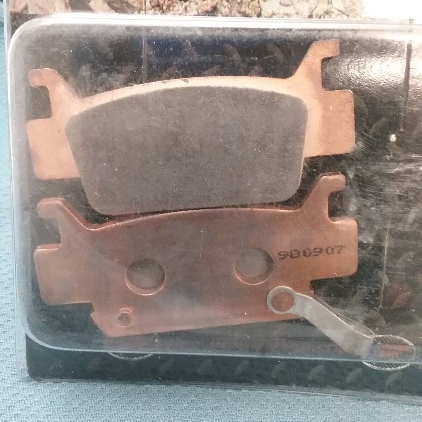 NEW ARMOR TECH AT-05403F/ BR330B FRONT BRAKE PADS