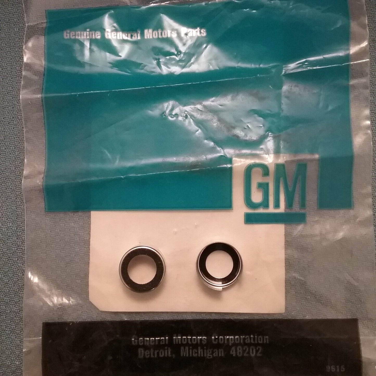 QTY 2, NEW GENUINE GM 15578334 Cap-Front S/D Lock Cylinder Assembly Retaining