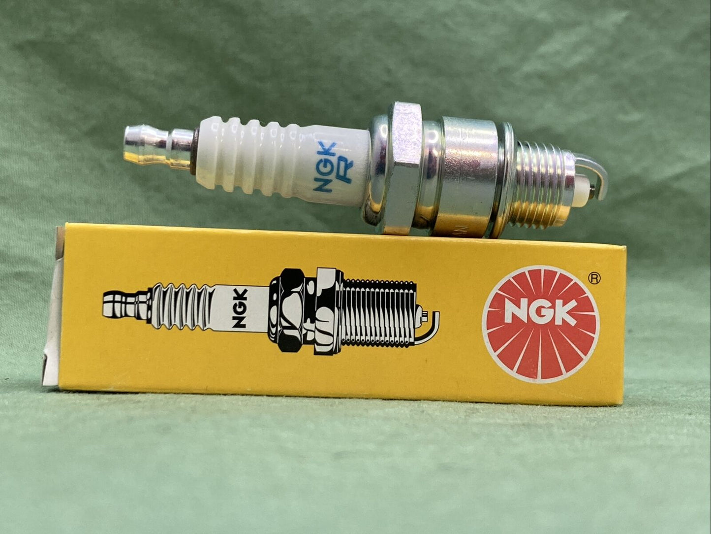 QTY 2 NEW NGK 7823 BPR4HS SPARK PLUG